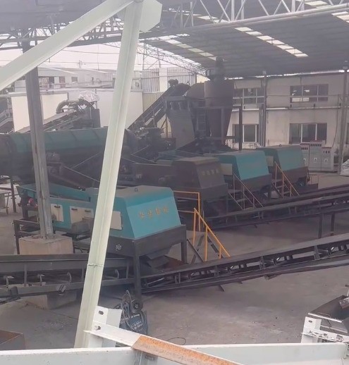 破碎主機(jī)封閉式設(shè)計(jì) ,不僅可以減小噪音還可以避免大部分的灰塵無(wú)法堆積在頂部從而引發(fā)危險(xiǎn)